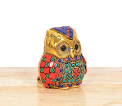 Metal Owl Dekofigur schräg, goldfarbener Körper mit bunten Steinchen und blauem Kranz