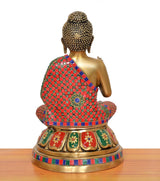 Brass Buddha-Idol von hinten, gepunktetes Mosaikgewand, mehrfarbiger Saum am Sockel