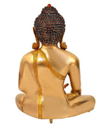 Rückansicht der Buddha-Statue im Meditationssitz, goldfarbener Rücken mit verziertem Kreuzbändchen