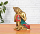 Sitzender Buddha aus Messing, goldfarben mit türkis-rotem Mosaikgewand