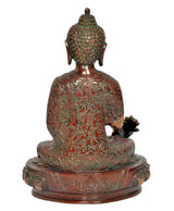 Rückansicht der Buddha-Statue im Lotussitz, goldene Figur mit grünroten Ornamenten