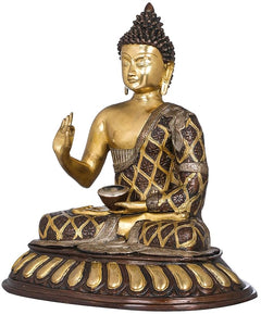 Lord Buddha Dekoidol aus Messing mit erhobener Hand, ornamental verziertes Sitzgewand