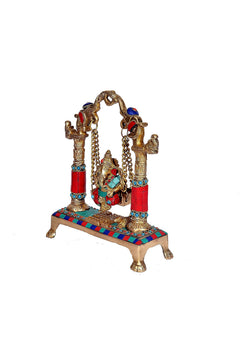 Ganesha-Schaukel aus Messing, seitliche Ansicht mit Ketten und mehrfarbiger Standplatte