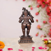 Bal-Krishna Figur kupferfarben, Rückansicht mit Schmuckelementen und Sockel