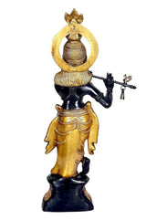 Krishna idol dorado y azul oscuro con corona y halo en espiral, sosteniendo tridente