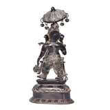 Ganesha in ottone con parasole e braccia decorate, base ampia con incisioni
