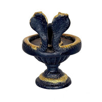 Vorderansicht: Shiva-Ling Statue mit zwei Schlangen vor der Linga