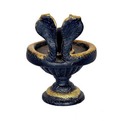 Vorderansicht: Shiva-Ling Statue mit zwei Schlangen vor der Linga