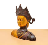 Buddha-Kopfstatue seitlich, goldene Gesichtsfarbe und braunes Kranzornament aus Messing