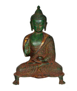 Grüne Buddha-Skulptur aus Messing, frontal sitzend, ruhiges Gesicht, verzierte Robe