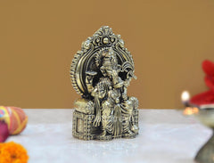 Messingfarbene Ganesha-Statue von der Seite, Ornamente am Rückenbogen und Fuß