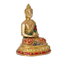 Buddha-Statue von der Seite, goldene Robe mit grünem Tuch und rotem, gemustertem Rock