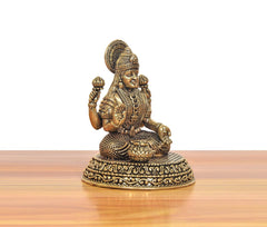 Lakshmi-Brass-Idol, gedrehte Seitenansicht; Gesicht, Krone und Ornamentbänder sichtbar