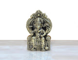 Lord-Ganesha-Idol aus Messing, frontal, reich ornamentierter Rückenbogen und Sockel