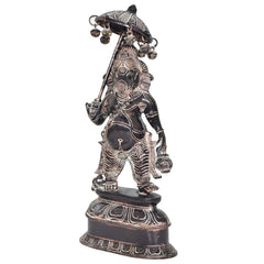 Ganesha in ottone con parasole sopra la testa, gamba in avanti, base a motivi incisi