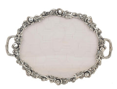 Bandeja ovalada decorativa de metal plateado con borde ornamentado y asas