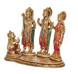 Ram Darbar murti em resina: quatro figuras em pé com roupas coloridas e base decorada