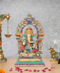 Messing-Ganesha-Statue mit bunten Verzierungen und geschmücktem Thron, frontal