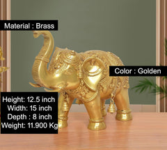 Goldene Messing-Elefantenfigur mit Relief-Ornamenten, Glocken am Zaum, Frontansicht