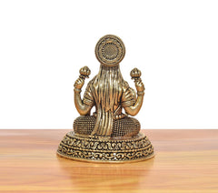 Lakshmi Messing-Idol von hinten; rundes Kronenornament und Rückenroben verziert