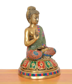 Brass Buddha-Idol mit seitlicher Ansicht, Abhaya-Mudra, grün-blau-rotes Zierrastergewand