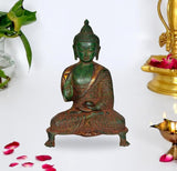 Grüne Messing-Buddha-Skulptur, sitzend mit gefalteten Händen und verzierter Robe