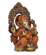 Estatua de Ganesh en trono, vista en ángulo del rostro y manos