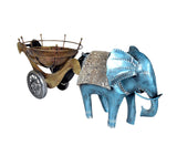 Elefant mit Karren-Aufsatz: blaue Figur und goldene Metall-Schale auf Rädern