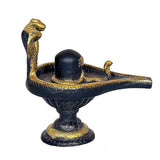 Shiva-Ling Statue mit goldenen Schlangen auf dunklem Schalen-Sockel