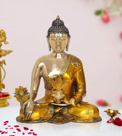 Estátua de Buda dourada sentada em meditação, segurando tigela com incenso e flor