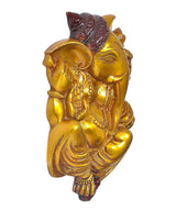 Messing-Ganesha Wandhänger seitlich, goldene Figur mit rotem Kopfband und detaillierter Handarbeit
