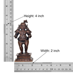 Kupferfarbene Bal-Krishna Miniaturfigur neben Maßband, Höhe und Breite markiert