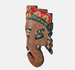 AONA Metall-Ganesha-Wandbehang-Maske, schräg von der Seite, rote Punkte, goldene Ornamente, blau