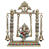 Messing-Ganesha an Schaukel auf bemalter Basis, goldfarbener Rahmen mit Ketten