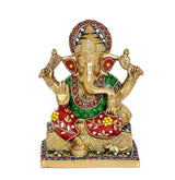 Vorderansicht der Messing-Ganesha-Statue mit rotem, grünem und blauem Schmuck, vier Arme