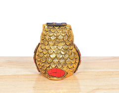 Metal Owl Dekofigur von hinten, goldfarbene Schuppenoptik mit blauem Dekor oben