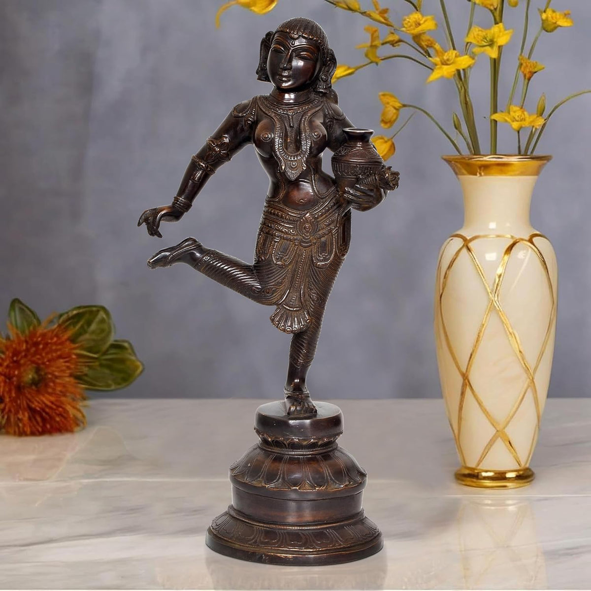 Brass Pot Lady-Figur, bronzefarben: Dorn aus dem Fuß ziehen, laufende Pose