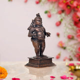 Bal-Krishna Miniaturfigur kupferfarben, 3/4-Ansicht mit erhobener rechten Hand und Sockel