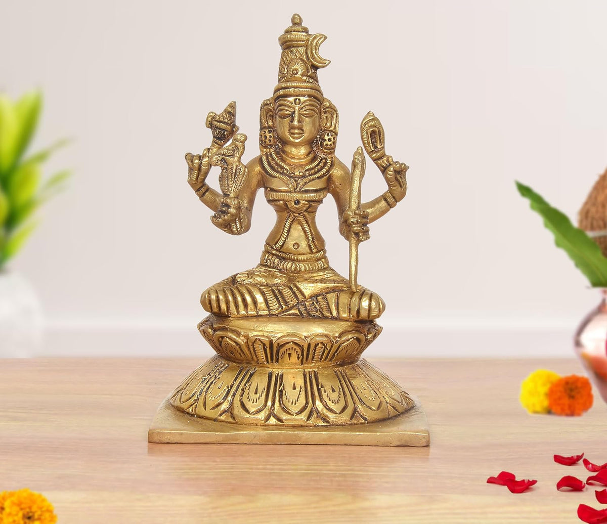 Goldene Rajarajeshvari-Statue aus Messing, sitzend auf Lotus, vier Arme