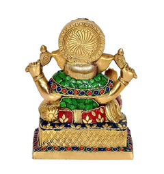 Rückansicht der Messing-Ganesha-Statue mit rundem Reliefmuster, vier Arme, auf Sockel