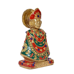 खाटू श्याम जी पीतल मूर्ति, तिरछा दृश्य, लाल-हरा वस्त्र और सजावटी अलंकरण