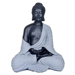 Harz-Buddha-Figur, sitzend mit Händen vor dem Bauch, dunkles Gesicht, helles Gewand