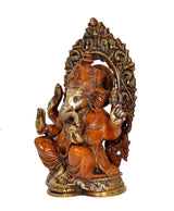 Estatua de Ganesh sentado, vista lateral del trono tallado y la corona