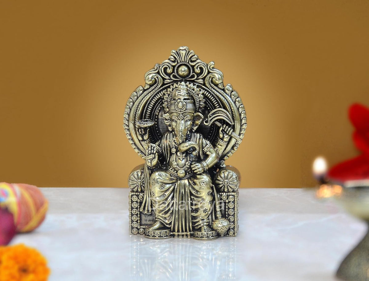 Messingfarbene Lord-Ganesha-Statue (ca. 4 Zoll), verziertes Gewand und Sitz