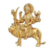 Durga-Messingstatue mit erhobenem Trishul und geschmückten Händen, auf goldfarbenem Löwen