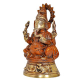 Ganesha-Statuette im Profil: erhobene Arme, verzierte Krone, sitzend auf Messingsockel