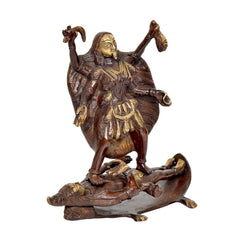 Estatua de Kali de bronce con Shivji, vista 3/4; faldón dorado y brazos levantados