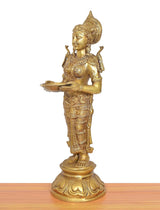 Lakshmi-Idol aus Messing im Seitenprofil, Öllampe-Schale in den Händen