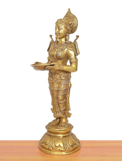 Lakshmi-Idol aus Messing im Seitenprofil, Öllampe-Schale in den Händen