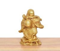Rückansicht der goldfarbenen Buddhafigur aus Messing mit detaillierter Verzierung